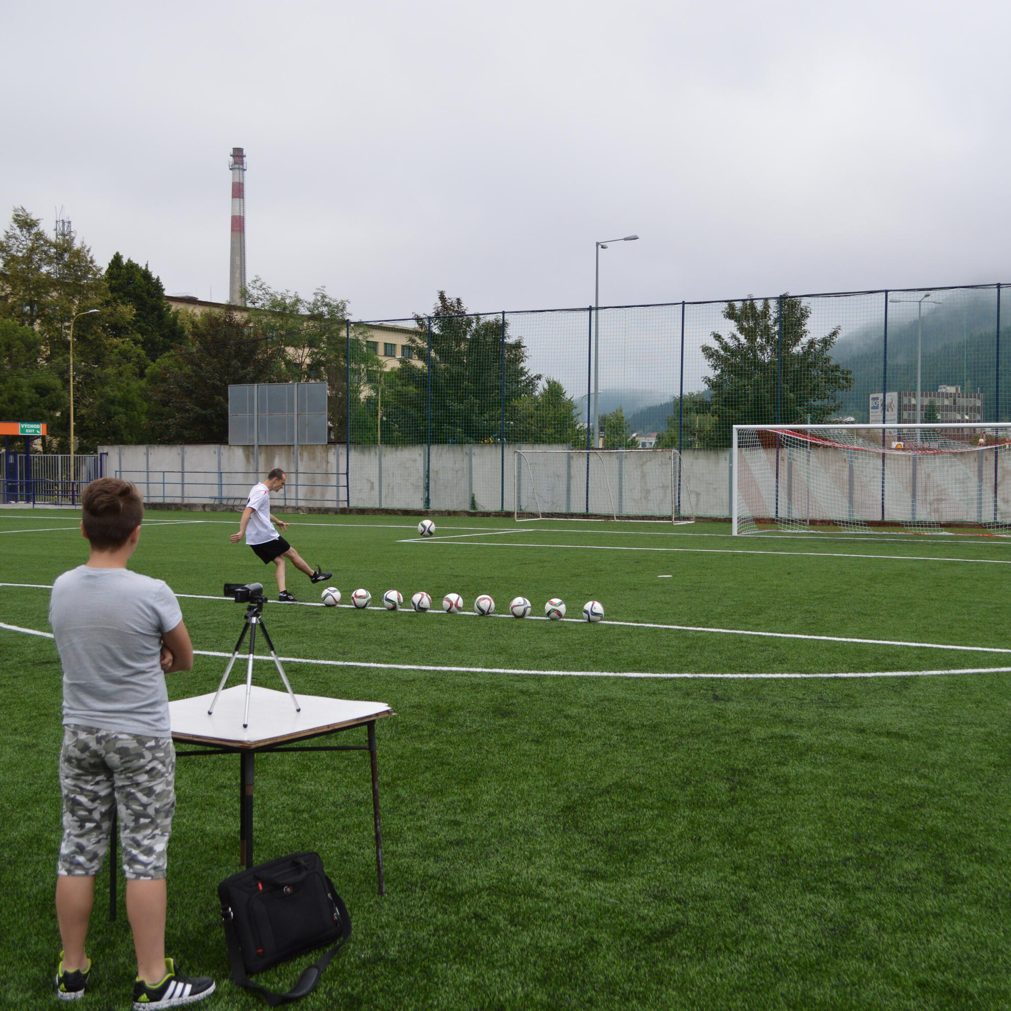 Tomáš Lubelec - Slovenský rekordman v kopaní lôpt do brvna Tomáš Lubelec - Slovenský rekordman v kopaní lôpt do brvna