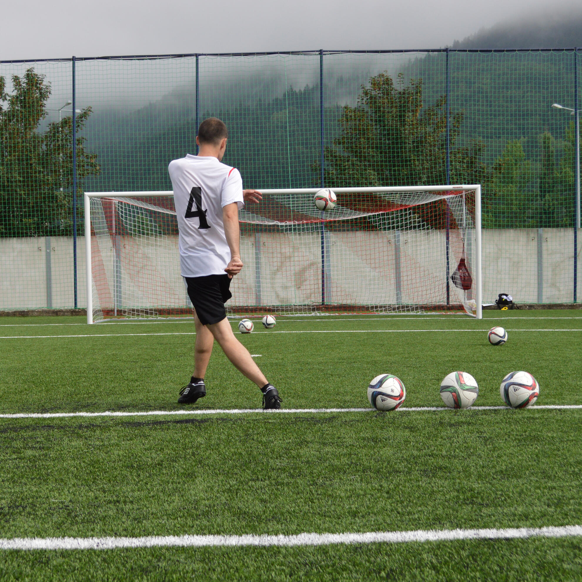 Tomáš Lubelec - Slovenský rekordman v kopaní lôpt do brvna Tomáš Lubelec - Slovenský rekordman v kopaní lôpt do brvna